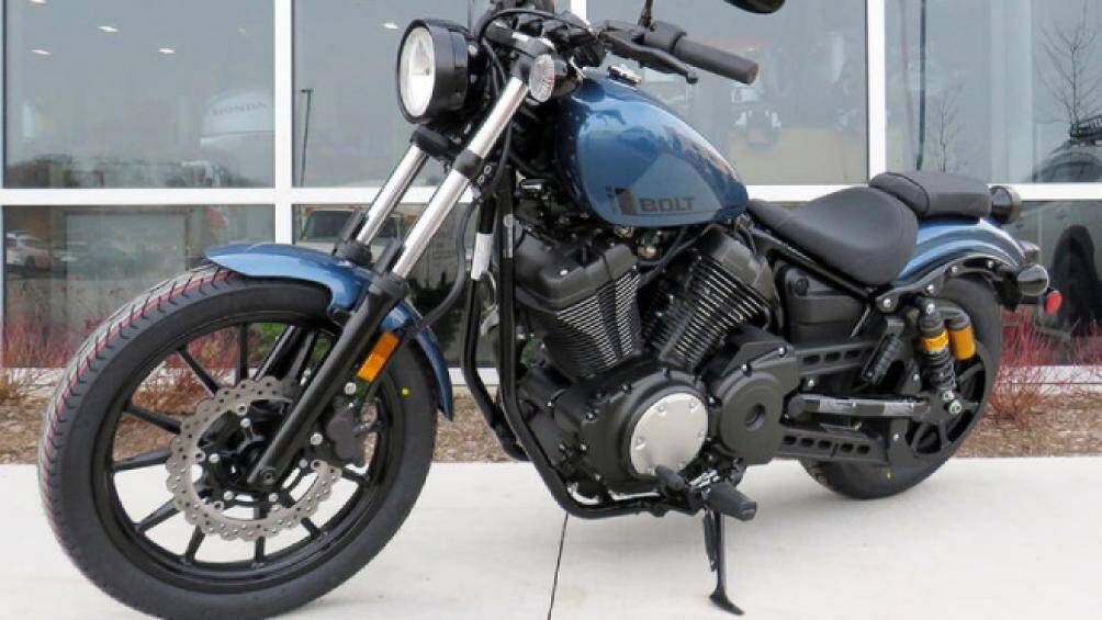 Hệ thống treo sau của xe có một bộ giảm xóc đôi nén bằng khí gas. Xế hành trình mới từ Yamaha còn có phiên bản màu xanh da trời nổi bật