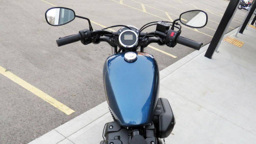 Đi kèm với đó là loại hộp số 5 cấp tương tự như cách thiết kế của các xế hành trình kiểu Mỹ cổ điển