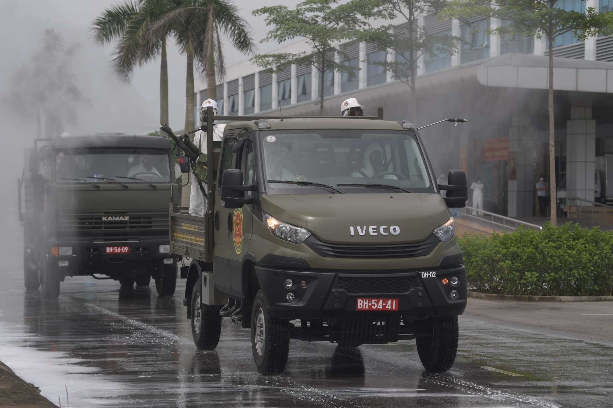 Khoảng 10 xe đặc chủng cùng 75 cán bộ, chiến sĩ đã phun khử khuẩn, tiêu độc Bệnh viện Bệnh Nhiệt đới Trung ương cơ sở 2 (xã Kim Chung, huyện Đông Anh, Hà Nội).