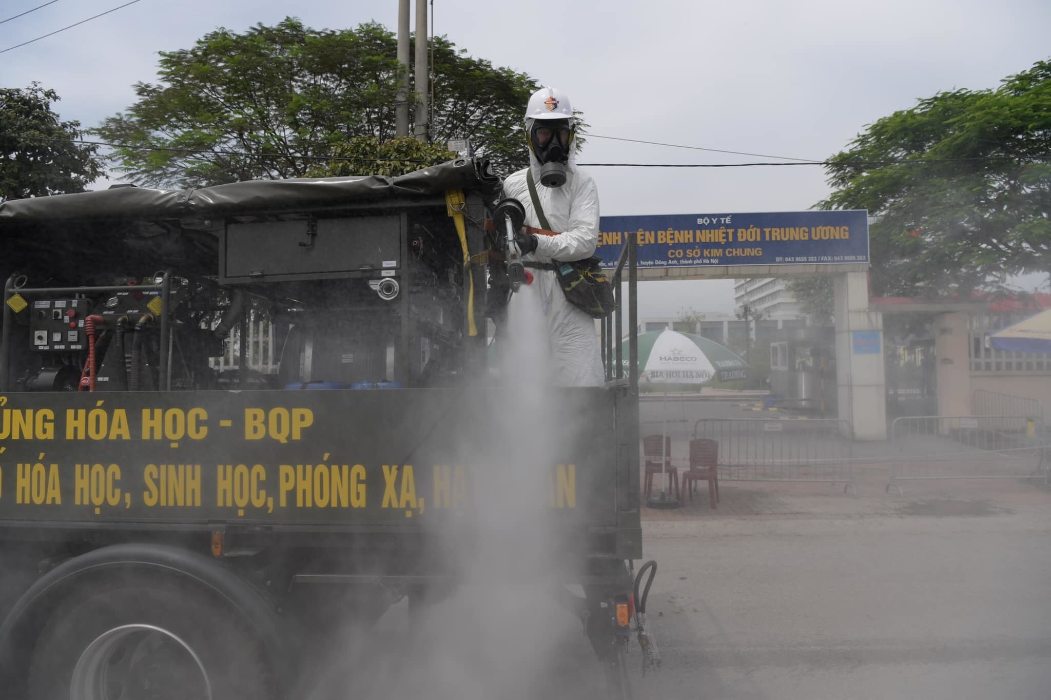 Lực lượng chức năng thực hiện phun hơn 200.000 lít dung dịch tiêu độc khử trùng trên tổng diện tích 150.000 m2 của Bệnh viện, tại các khu vực: khuôn viên, sảnh tiếp đón bệnh nhân, khu vực khám bệnh, khoa cấp cứu, đường hầm để xe, tường rào, đường nội bộ...