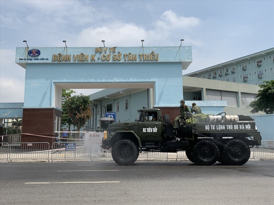 Đầu giờ chiều 7/5, 4 xe chuyên dụng đã được huy động đến Bệnh viện K cơ sở Tân Triều để tiến hành phun khử khuẩn. Trước đó vào sáng cùng ngày, Chủ tịch UBND thành phố Hà Nội Chu Ngọc Anh đã trực tiếp kiểm tra việc thực hiện phong toả Bệnh viện K tại cơ sở Tân Triều.