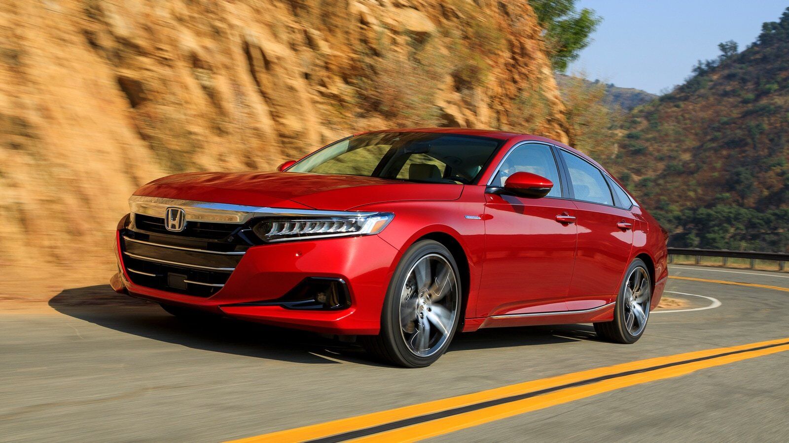 1. Honda Accord có giá bán khởi điểm tại Mỹ từ 25.725 USD. Đây là mẫu xe được KBB xếp hạng cao nhất trong danh sách với số điểm đánh giá 4,7. Mẫu xe này hiện đang được bán tại Việt Nam với giá 1,319 tỷ đồng.