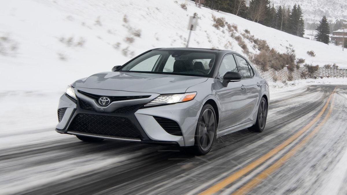 2. Toyota Camry đứng ở vị trí thứ 2 với số điểm đánh giá 4,6. Tại Mỹ, mẫu xe có giá bán khởi điểm từ 25.965 USD, cao hơn Accord đôi chút. Tại Việt Nam, liên tiếp nhiều năm liền, Toyota Camry vẫn là mẫu xe bán chạy nhất phân khúc D và gần như không có đối thủ.