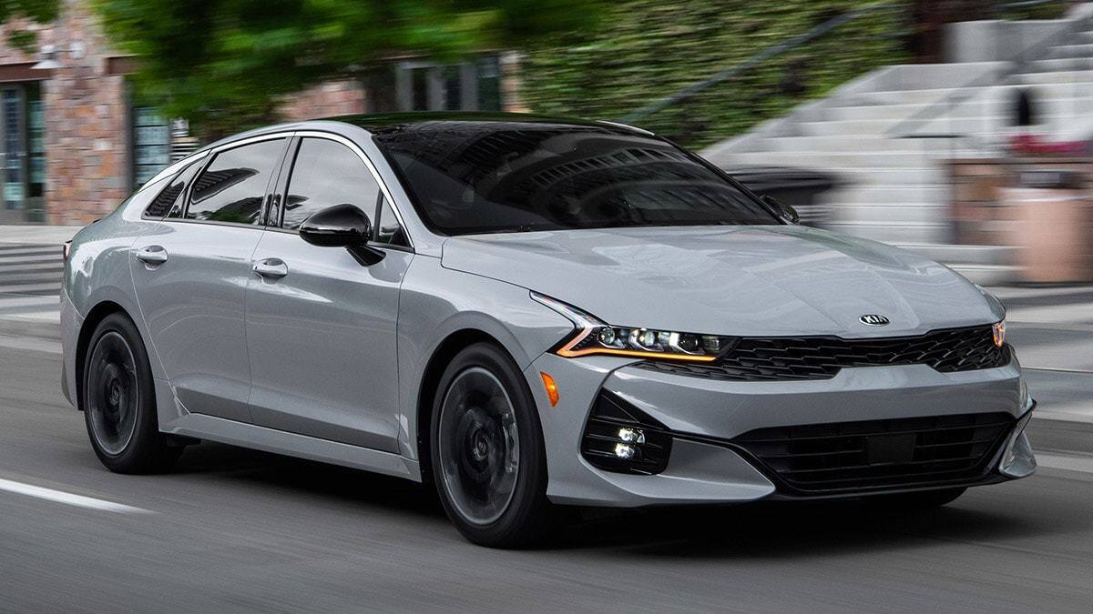 3. Kia K5 đứng ở vị trí thứ 3 với số điểm đánh giá 4,5, có giá bán từ 24.455 USD. Phiên bản được KBB đánh giá này dự kiến cũng sẽ xuất hiện tại Việt Nam trong thời gian tới.