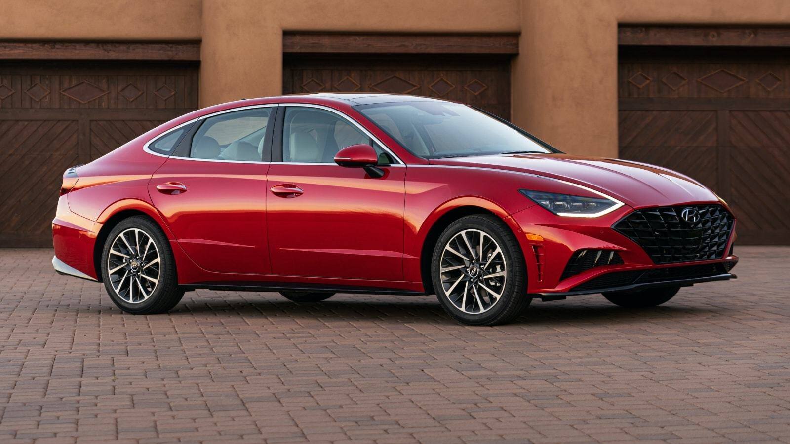 4. Hyundai Sonata có giá bán khởi điểm tại Mỹ từ 24.595 USD. Mẫu xe này trước đây từng được phân phối chính hãng tại Việt Nam dưới dạng nhập khẩu nguyên chiếc từ Hàn Quốc song đã bị khai tử
tại Việt Nam từ lâu.