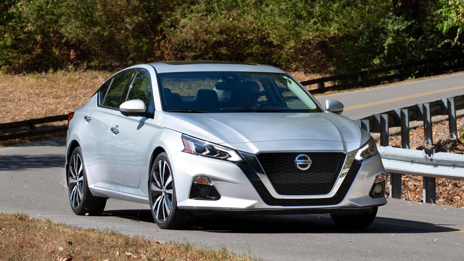 6. Nissan Altima có giá bán khởi điểm tại Mỹ từ 25.225 USD. Sau khi chuyển nhà phân phối Nissan tại Việt Nam, nhiều khách hàng hy vọng sẽ có đa dạng dải sản phẩm hơn để có thêm nhiều sự lựa chọn.