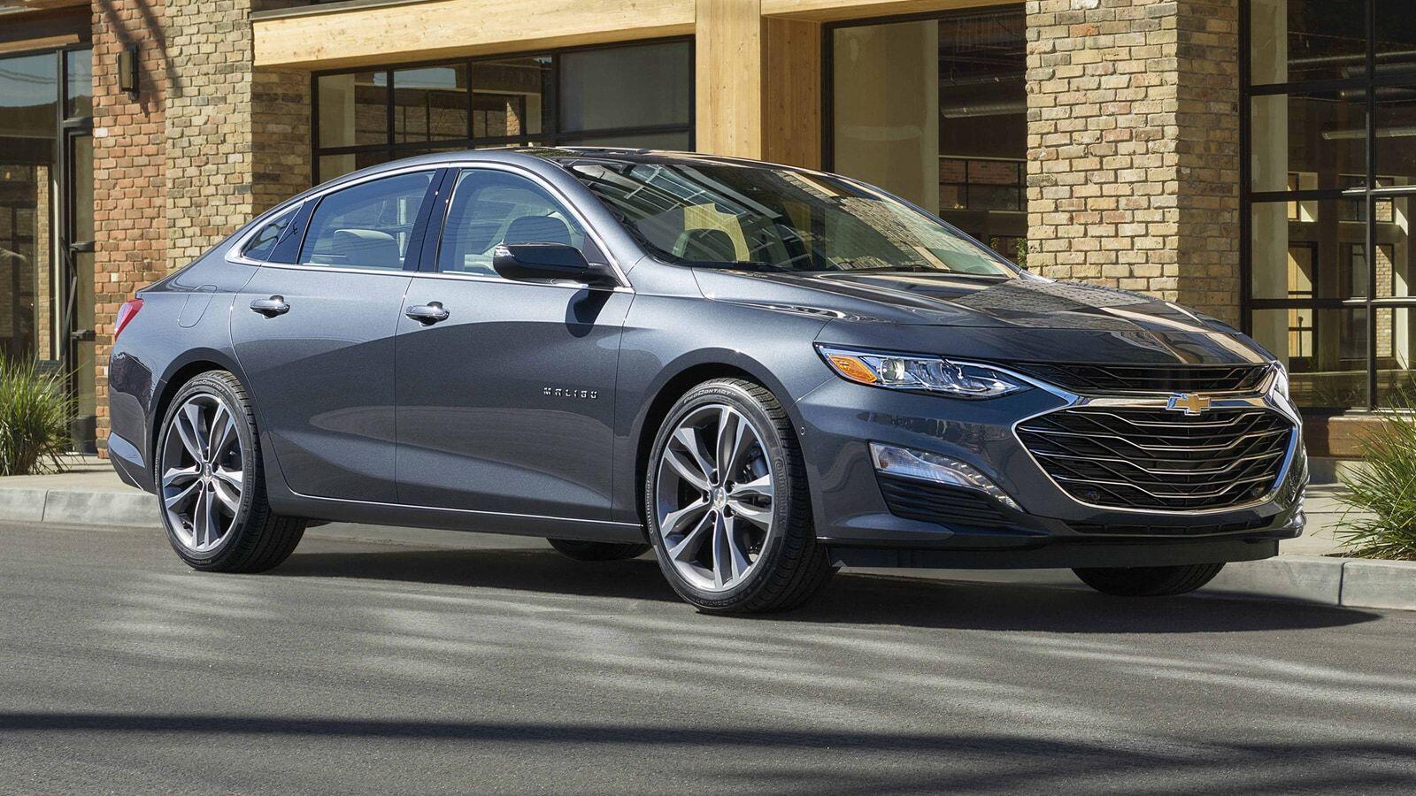 9. Chevrolet Malibu có giá bán khởi điểm từ 23.065 USD. Mẫu xe đứng ở vị trí cuối cùng trong danh sách với số điểm đánh giá 3.5 từ KBB.