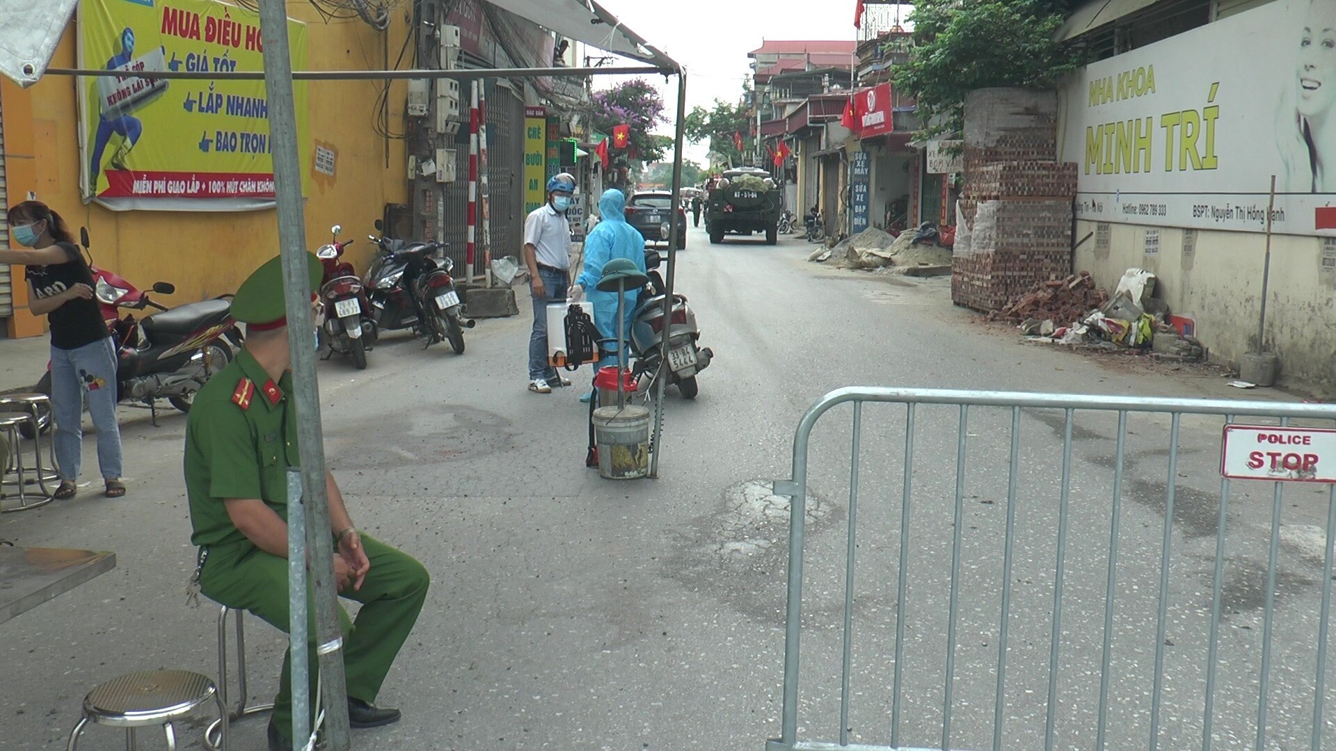 Hiện, chùm ca bệnh tại huyện Thường Tín có 10 ca dương tính. UBND huyện Thường Tín đã ban hành quyết định phong tỏa tạm thời phố Tía, thôn Tử Dương, thôn An Dương, thôn Đông Duyên, xã Tô Hiệu; có phương án bảo đảm đời sống cho người dân tại khu vực phong tỏa.