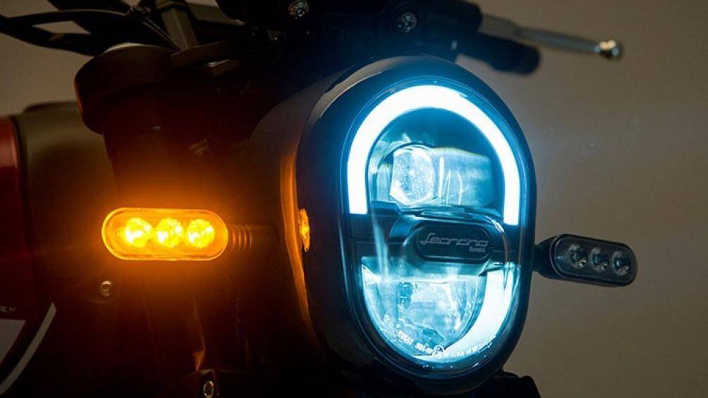 Leoncino 250 sở hữu đèn pha LED bi cầu cùng viền đèn DLR, Cụm đèn hậu và xi nhan phía sau cũng dùng bóng LED hiện đại hơn