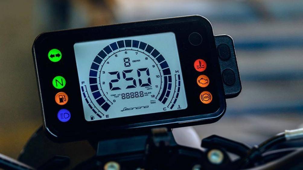 Thiết kế đồng hồ của xe khá hiện đại và bắt mắt với công nghệ kỹ thuật số đơn sắc, bộ vành hợp kim đường kính 17 inch