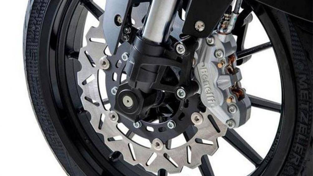 Trên phiên bản cao cấp, Leoncino 250 được tích hợp hệ thống chống bó cứng phanh ABS. Phiên bản thấp hơn vẫn sử dụng phanh đĩa thường