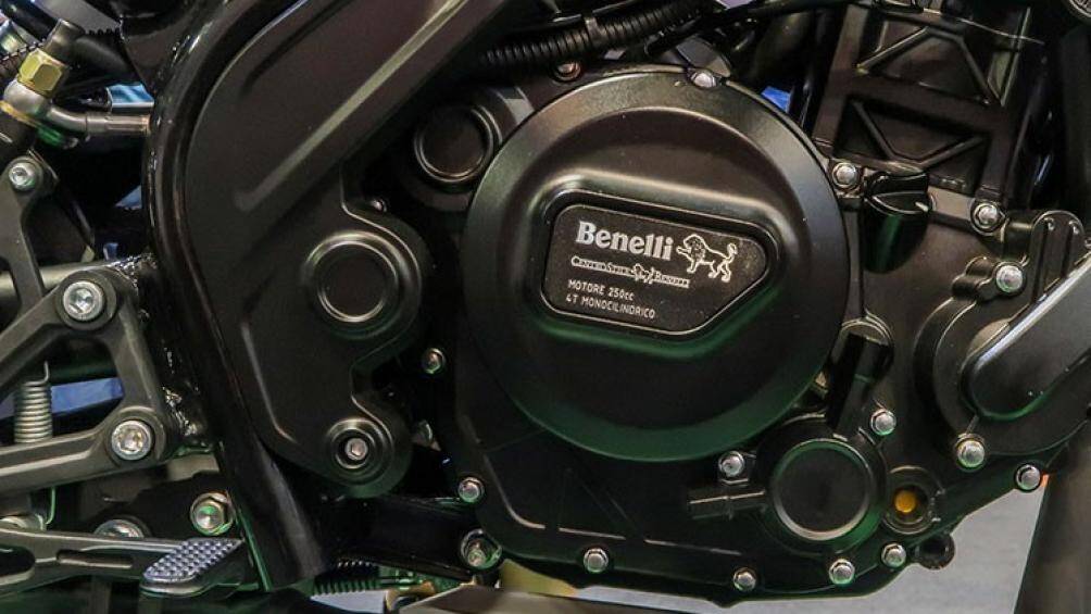 Về sức mạnh, Leoncino 250 được hãng xe Trung Quốc trang bị cho khối động cơ loại xy-lanh đơn 249cc cho công suất tối đa 26 mã lực