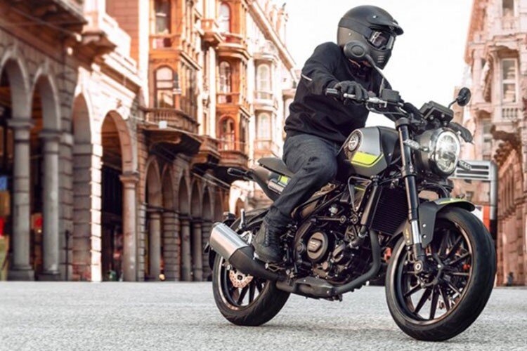 Khoảng sáng gầm 180 mm, chiều cao yên 810 mm. Dung tích bình xăng 12 lít. Thiết kế yên xe khá nhỏ, đủ cho hai người sử dụng