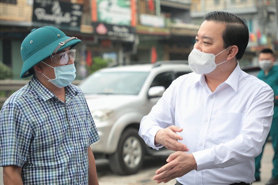 Phó Chủ tịch UBND TP Hà Nội Chử Xuân Dũng cũng đã có mặt tại hiện trường để chỉ đạo công tác chống dịch tại Tử Dương, Tô Hiệu, Thường Tín