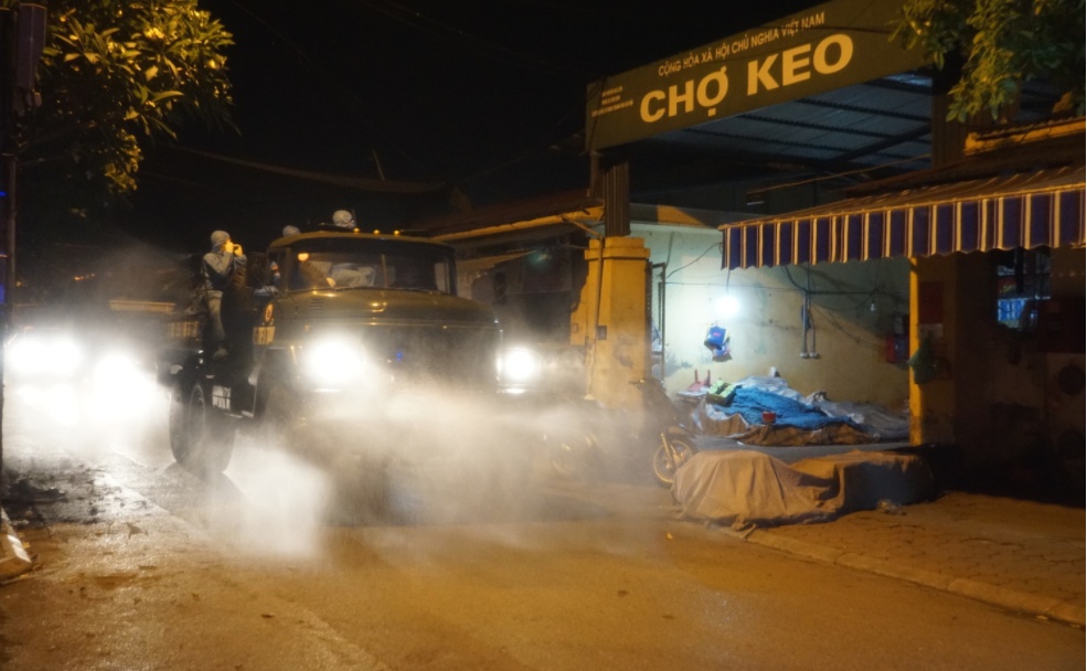 Do địa hình khử khuẩn rộng lớn nên lực lượng chức năng phải chia tuyến đường để có thể pha thuốc nhiều lần.