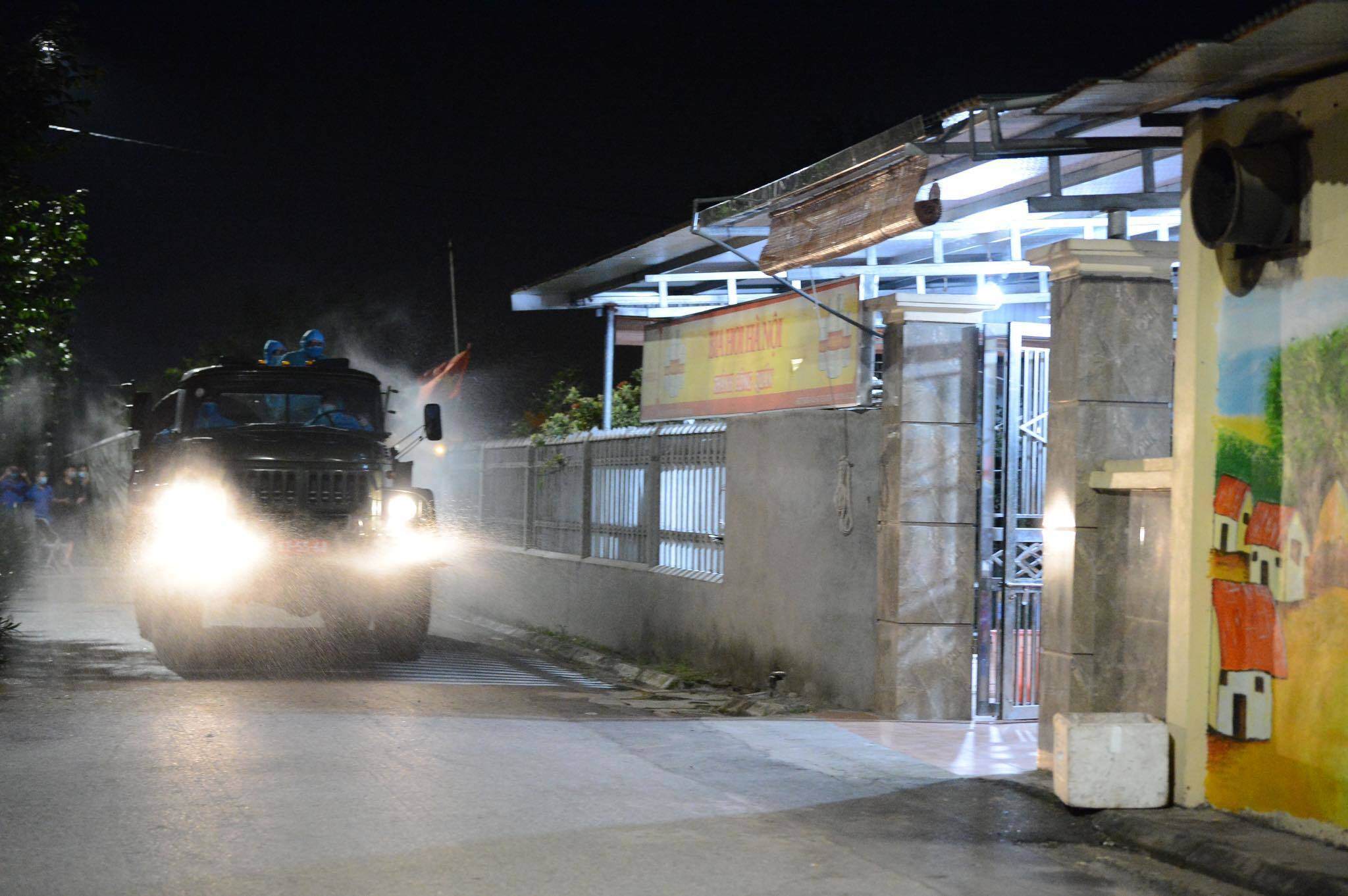 Diện tích xã Kim Sơn khá rộng, nhiều đường nhánh và kế hoạch sau khi khảo sát là khoảng 9km đường. Bốn thôn Linh Quy Bắc, Linh Quy Đông, Ngổ Ba và Cây Đề là nơi ở của 4 học sinh dương tính Covid-19 được đặc biệt chú trọng khi phun khử khuẩn.