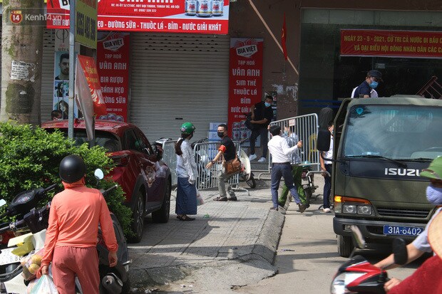 &Ocirc;ng Nguyễn Đức Li&ecirc;m, Trưởng ban quản l&yacute; chung cư Đại Thanh, cho biết, ca dương t&iacute;nh với SARS-CoV-2 sinh sống ở to&agrave; C, tuy nhi&ecirc;n do hầm gửi xe th&ocirc;ng với nhau n&ecirc;n cơ quan chức năng phong toả to&agrave; C v&agrave; tạm thời y&ecirc;u cầu cư d&acirc;n hai to&agrave; b&ecirc;n cạnh kh&ocirc;ng ra khỏi nh&agrave; để tiến h&agrave;nh truy vết. Mỗi t&ograve;a c&oacute; hơn 700 căn hộ, tương đương khoảng 2.800 người.