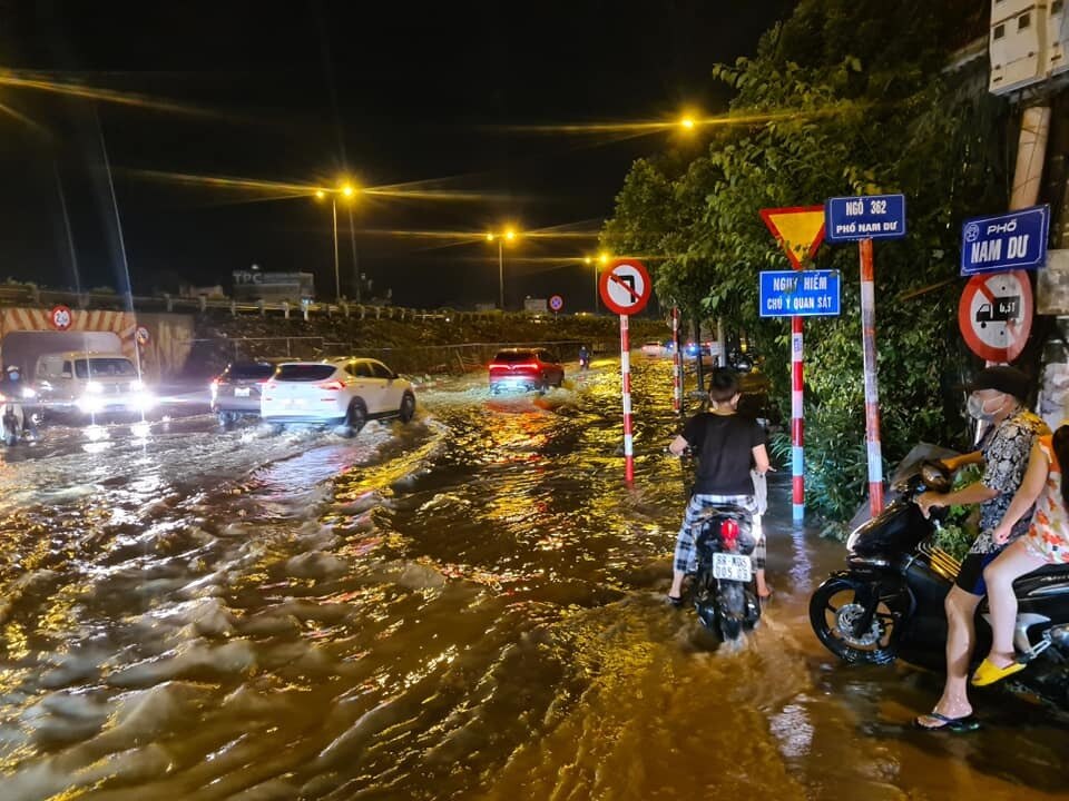 Khoảng 6h chiều nay (11/5), Hà Nội xuất hiện cơn mưa lớn, chỉ ít phút, nhiều đường phố nước ngập mênh mông (ảnh: Facebook).