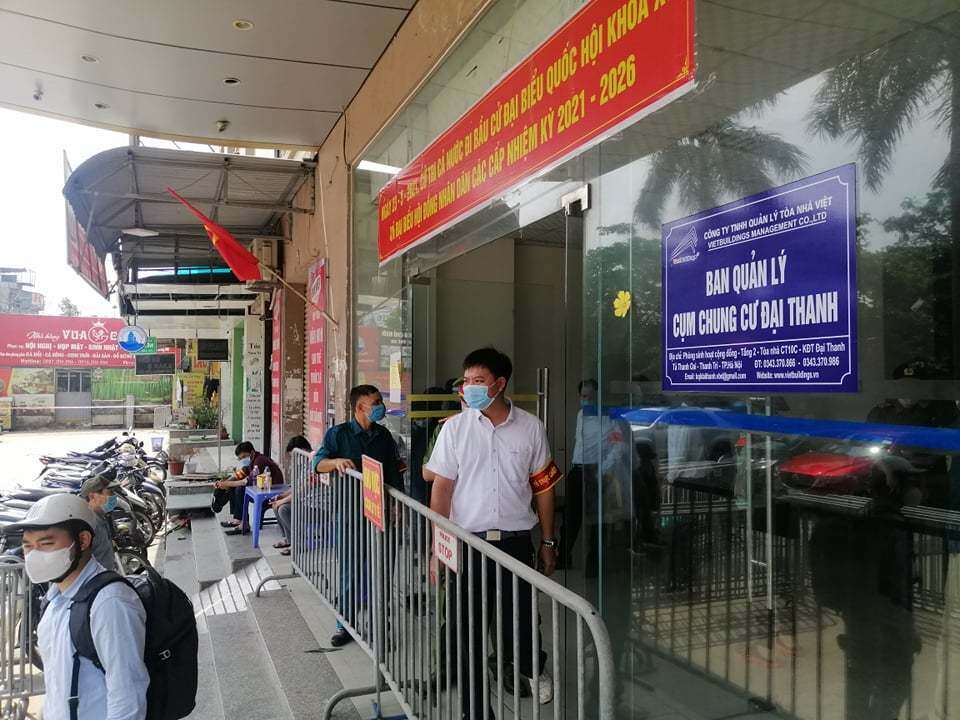 Trong s&aacute;ng nay, lực lượng c&ocirc;ng an dựng r&agrave;o chắn trước s&acirc;n ba t&ograve;a nh&agrave; chung cư CT10A, B, C chung cư Đại Thanh, mỗi t&ograve;a 32 tầng.