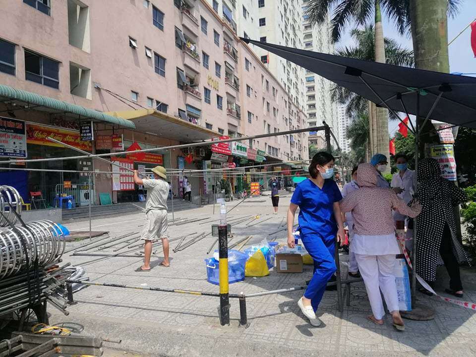 Lực lượng chức năng nhanh ch&oacute;ng triển khai dựng lều bạt, lập chốt kiểm so&aacute;t ph&ograve;ng chống Covid-19 trong nắng n&oacute;ng.