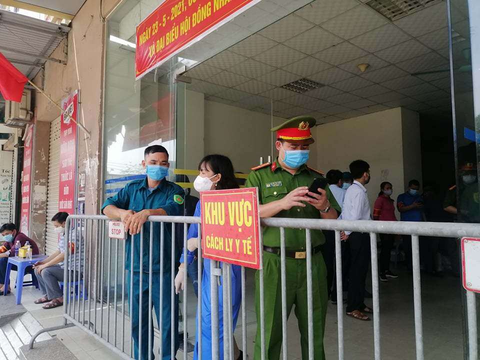 S&aacute;ng nay (11/5), ngay sau khi &ocirc;ng Khổng Minh Tuấn, Ph&oacute; Gi&aacute;m đốc Trung t&acirc;m Kiểm so&aacute;t bệnh tật H&agrave; Nội cho biết c&oacute; 1 ca dương t&iacute;nh SARS-CoV-2 tại chung cư Đại Thanh (Tả Thanh Oai, Thanh Tr&igrave;, H&agrave; Nội), cơ quan chức năng đ&atilde; ngay lập tức triển khai phong tỏa chung cư CT10C.