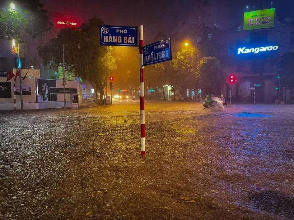 Mưa trắng trời cũng khiến phố Hàng Bài nhanh chóng bị ngập (ảnh: Facebook).
