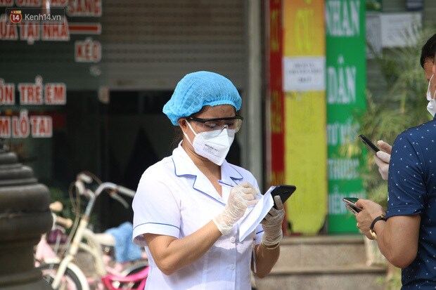 Gần 20 nh&acirc;n vi&ecirc;n y tế được huy động để khoanh v&ugrave;ng, phun khử khuẩn v&agrave; điều tra dịch tễ tại chung cư Đại Thanh. Cư d&acirc;n ở ba t&ograve;a nh&agrave; chung cư Đại Thanh với 2.304 căn hộ được y&ecirc;u cầu kh&ocirc;ng ra khỏi khu vực n&agrave;y để lực lượng chức năng tiến h&agrave;nh l&agrave;m nhiệm vụ y tế.