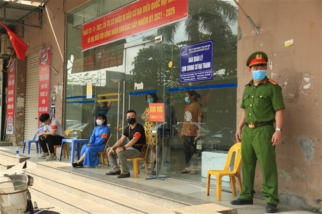 Người ra v&agrave;o tại chung cư Đại Thanh được kiểm so&aacute;t chặt chẽ nhằm đảo bảo ph&ograve;ng chống dịch Covid-19.