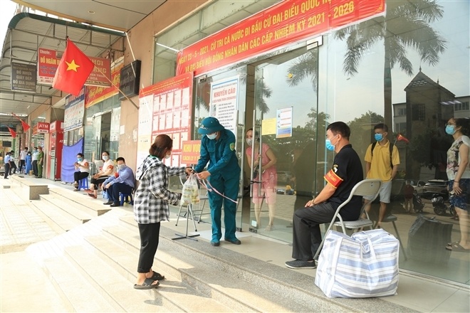 Những người d&acirc;n b&ecirc;n ngo&agrave;i được y&ecirc;u cầu rời khỏi khu vực c&oacute; nguy cơ l&acirc;y nhiễm.