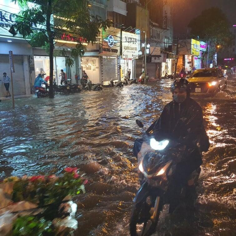Theo cảnh báo, trong 3 giờ tới, khu vực nội thành Hà Nội và các vùng lân cận vẫn tiếp tục có mưa với lượng mưa phổ biến trong khoảng từ 50-100 mm. Đợt mưa này có khả năng sẽ gây ngập úng cho nhiều tuyến phố với độ sâu phổ biến từ 20-40cm, một số tuyến phố khác có thể ngập sâu hơn với độ sâu từ 40-50cm (ảnh: Facebook).
