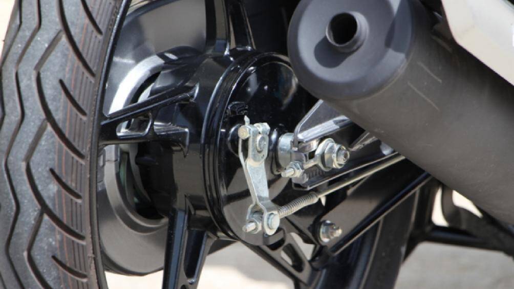 Yamaha FINN 115i được thiết kế gọn gàng, nhẹ nhàng với trọng lượng chỉ nặng 100 kg