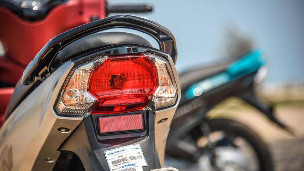 Trên xe cũng được thiết kế mang các chức năng thực tiễn với hộc đựng đồ trước và cốp đựng đồ hình chữ U dưới yên ngồi