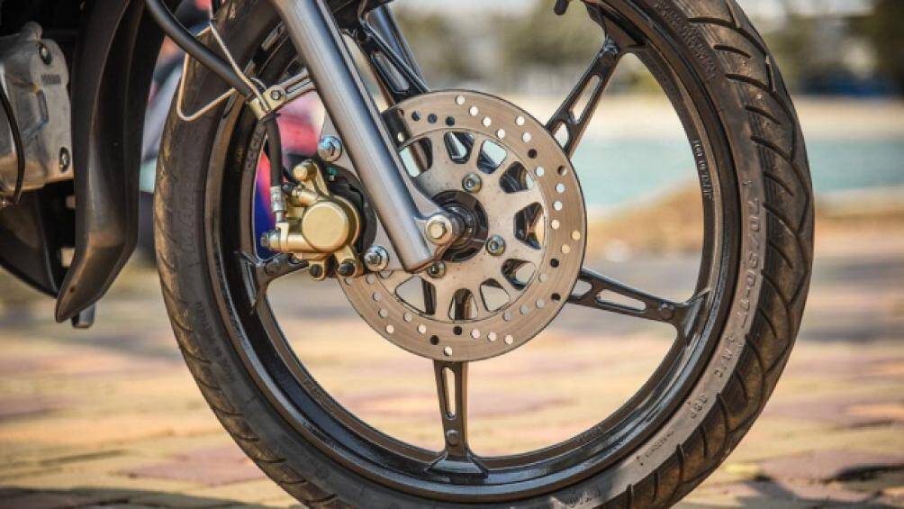 FINN 115i thậm chí còn được trang bị hệ thống UBS (Hệ thống phanh liên hợp)