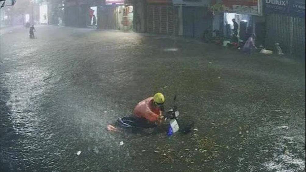 Trận mưa lớn chiều tối nay khiến đường Nguyễn Khuyến (quận Hà Đông) ngập úng, nhiều xe chết máy, người điều khiển khổ sở dắt xe (ảnh: Facebook).