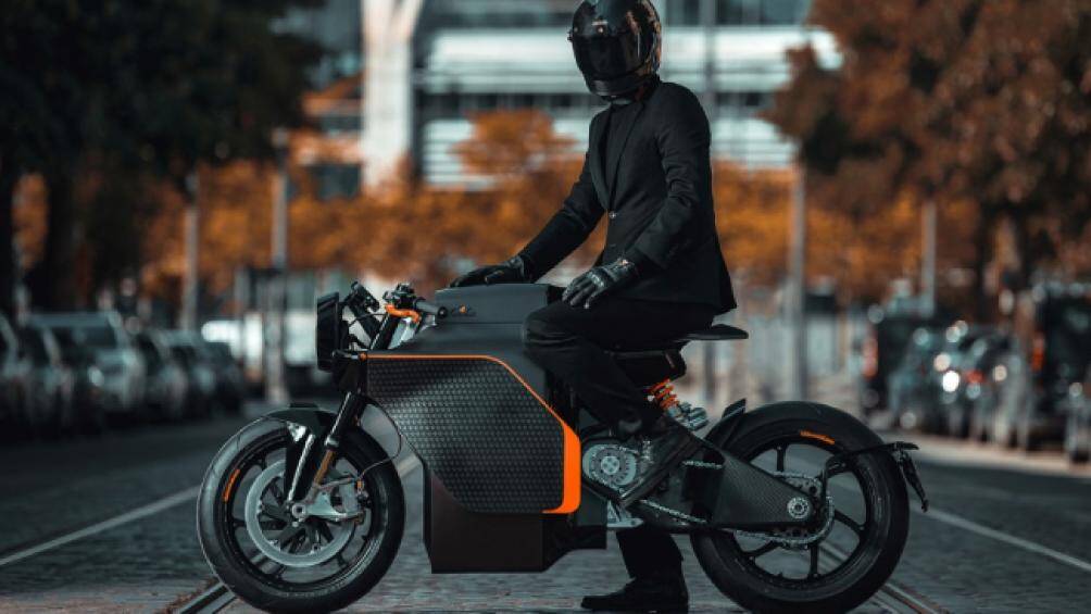 9. Saroléa’s N60 là mẫu xe điện “trọn gói” được bán kèm với mũ bảo hiểm bằng sợi carbon và bộ complete