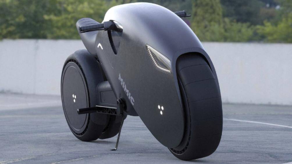 2. Đây là mẫu xe điện MIMIC được trang bị công nghệ như xe lửa điện. Mẫu xe có hình thù như một con báo đen do Roman Dolzhenko thiết kế