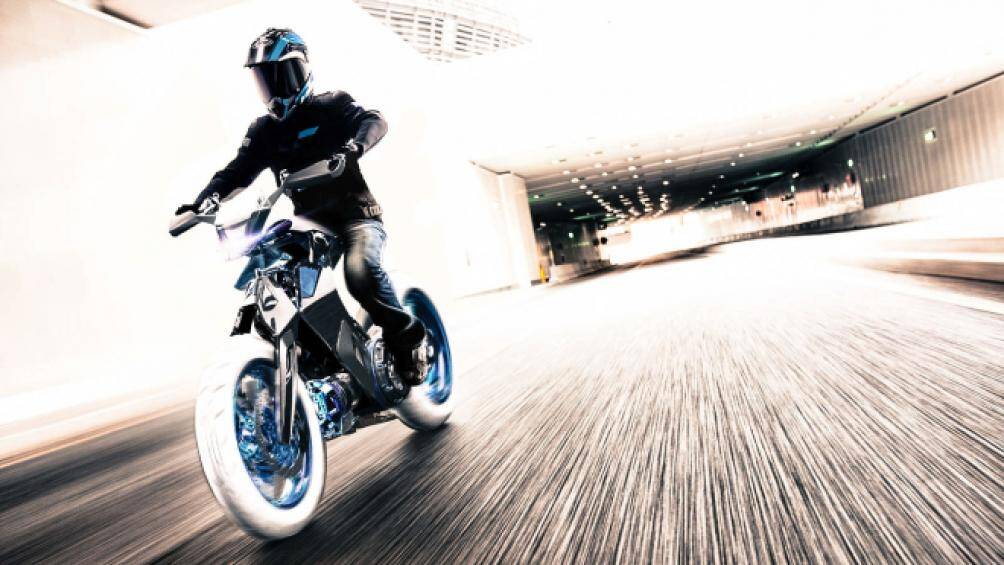 Khi đó động cơ sẽ được thiết kế các cơ chế tạo áp suất sau đó bắn nước đã được nén và tác động vào trục bánh xe làm cho xe lăn bánh