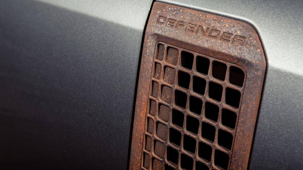 Sau đó những bộ phần này sẽ bị oxy hóa thông qua một quá trình đẩy nhanh oxy hoá sau khi lớp kim loại được sơn lên