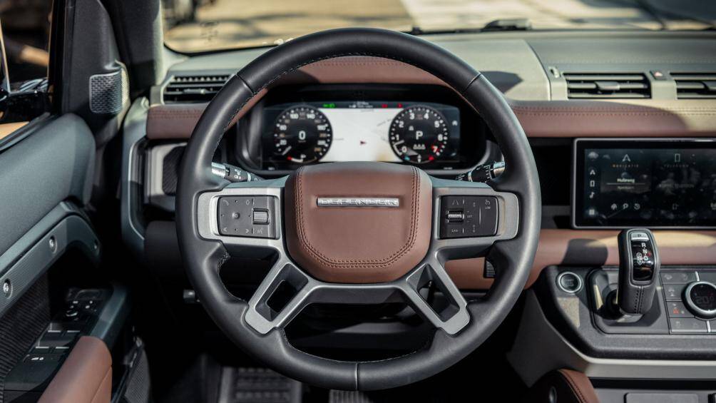 Ghế ngồi, bảng điều khiển trung tâm, bệ tỳ tay, thẻ cửa và vô lăng được bọc lại bằng da màu nâu và được kết bằng sợi carbon