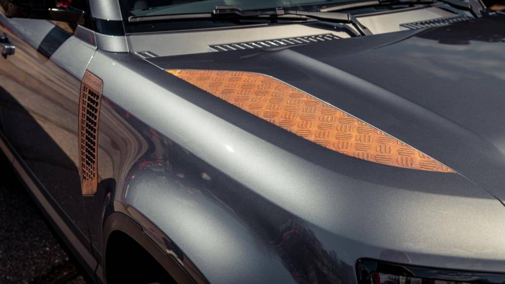 Công ty cho biết họ có thể phủ một lớp mỏng nhôm, titan, đồng thau, đồng, kẽm hoặc vàng lên tất cả các loại kim loại, từ trong ra ngoài