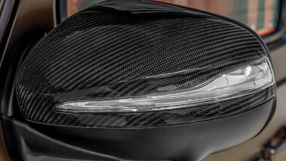 Nhiều bộ phận trên xe làm từ sợi carbon như nắp ca-pô, chụp gương chiếu hậu hay tay nắm cửa