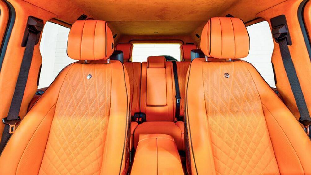 Da bọc ghế ngồi và táp-pi cửa có họa tiết thiết kế riêng, được hoàn thiện cầu kỳ, chỉn chu