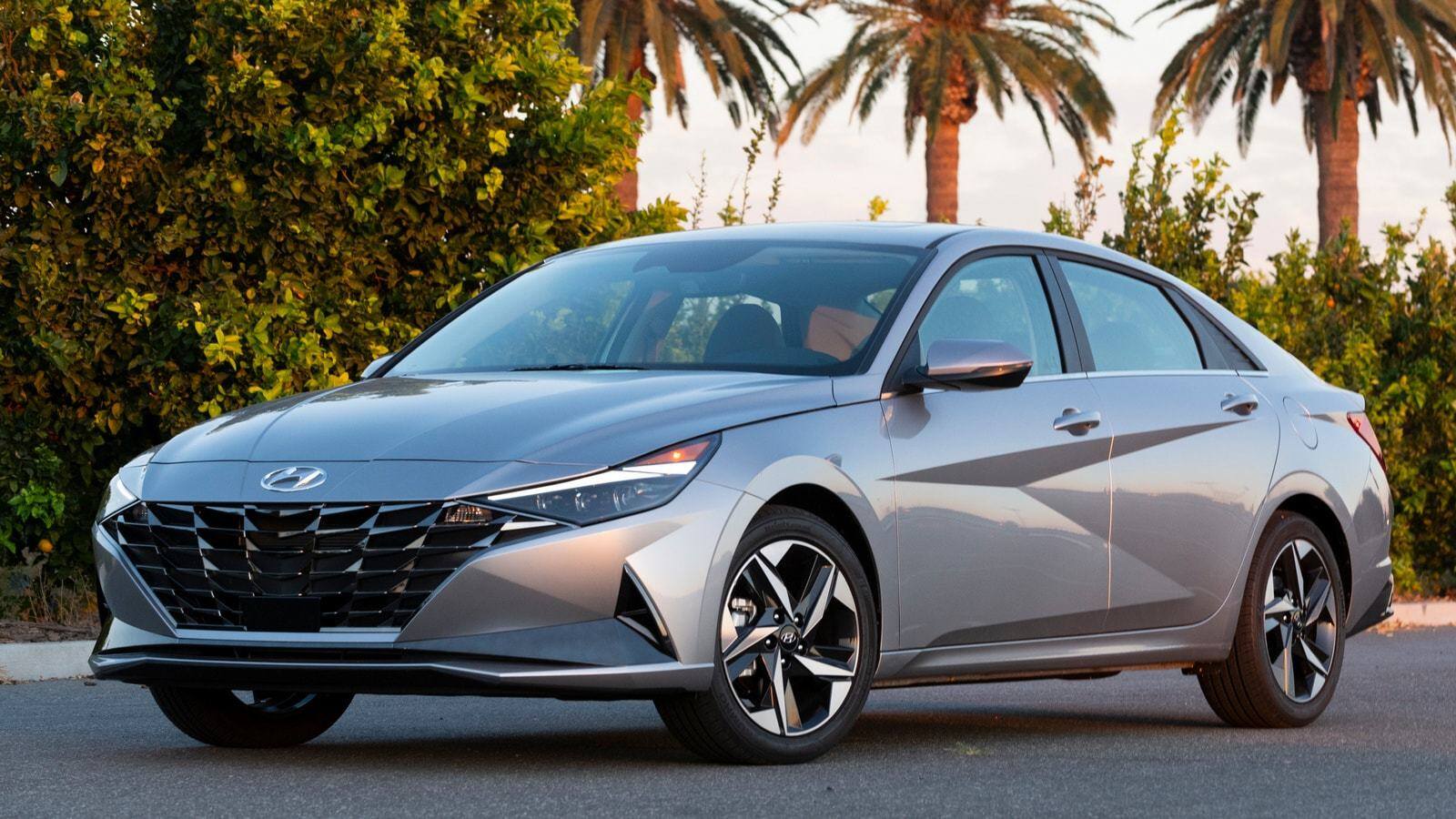 1. Hyundai Elantra 2021 đạt được 4,8 điểm theo đánh giá của KBB, có giá bán khởi điểm từ 20.645 USD