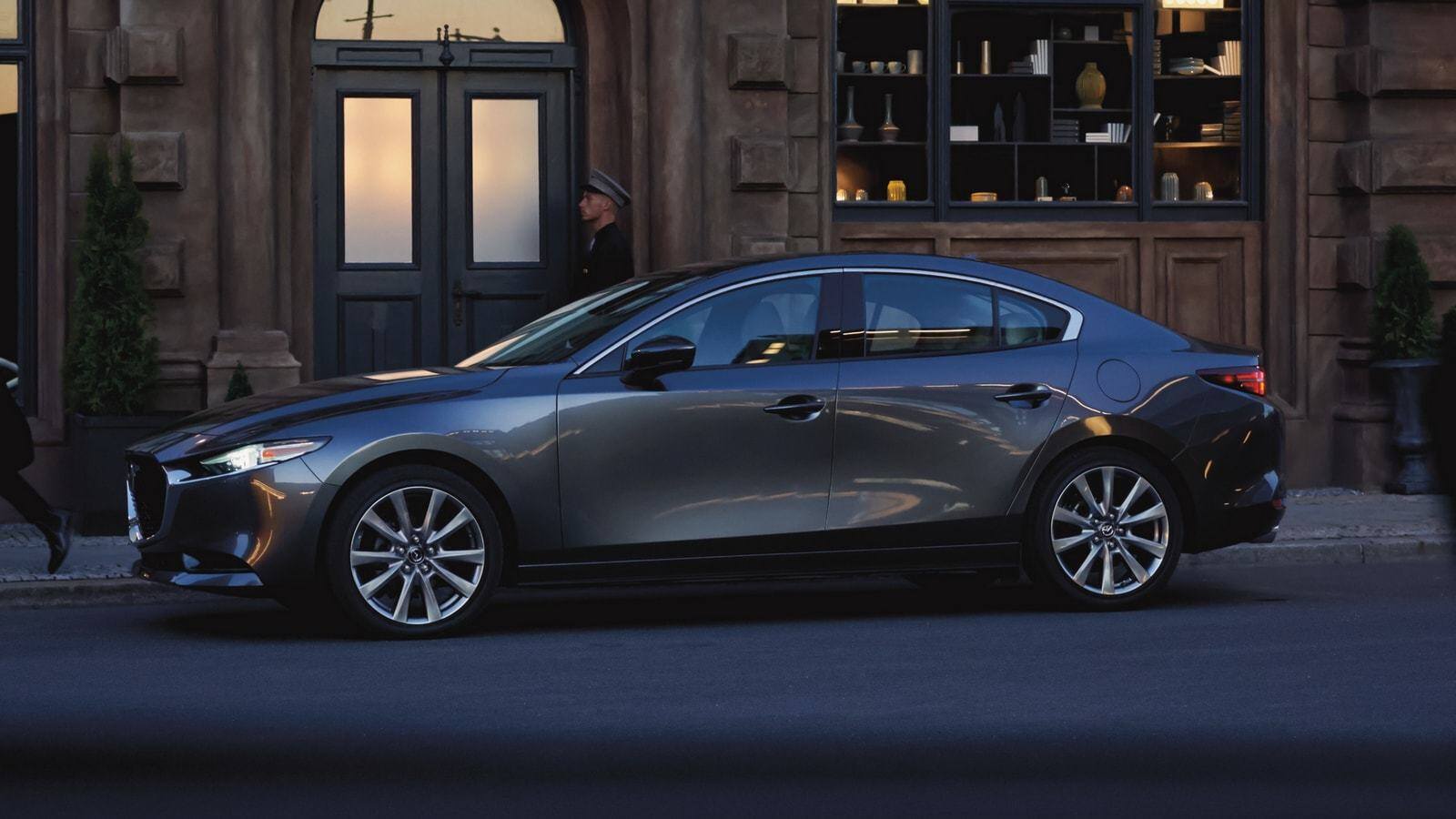 7. Mazda 3 2021 đạt được 4,0 điểm theo đánh giá của KBB, có giá bán khởi điểm từ 21.445 USD