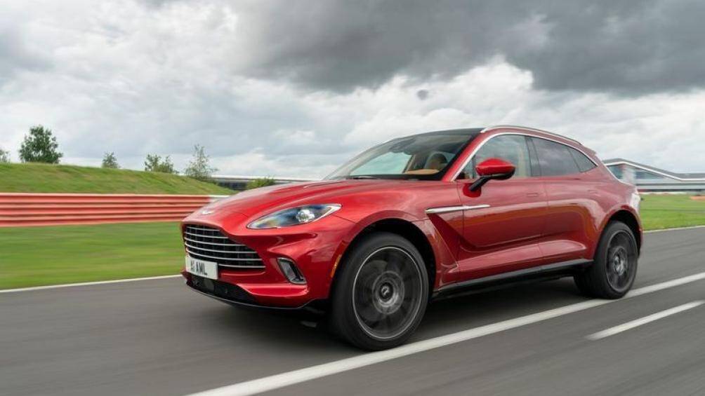 6. Aston Martin DBX 2021 - vận tốc tối đa 181 Mph (291 km/h)