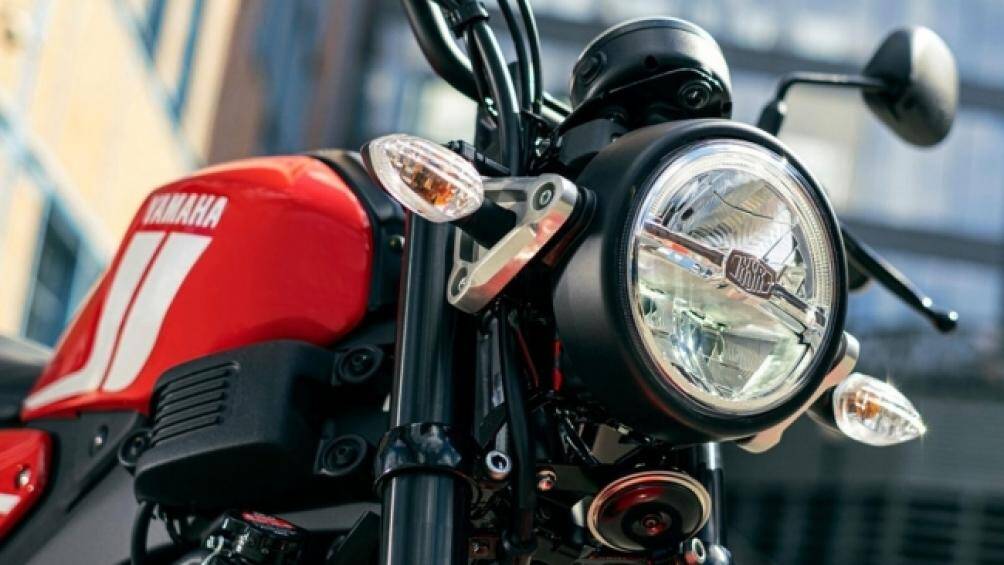 Phần đầu của Yamaha XSR 125 có chóa đèn hình tròn đậm chất cổ điển kết hợp với bóng LED hiện đại, đèn xi-nhan sử dụng bóng halogen