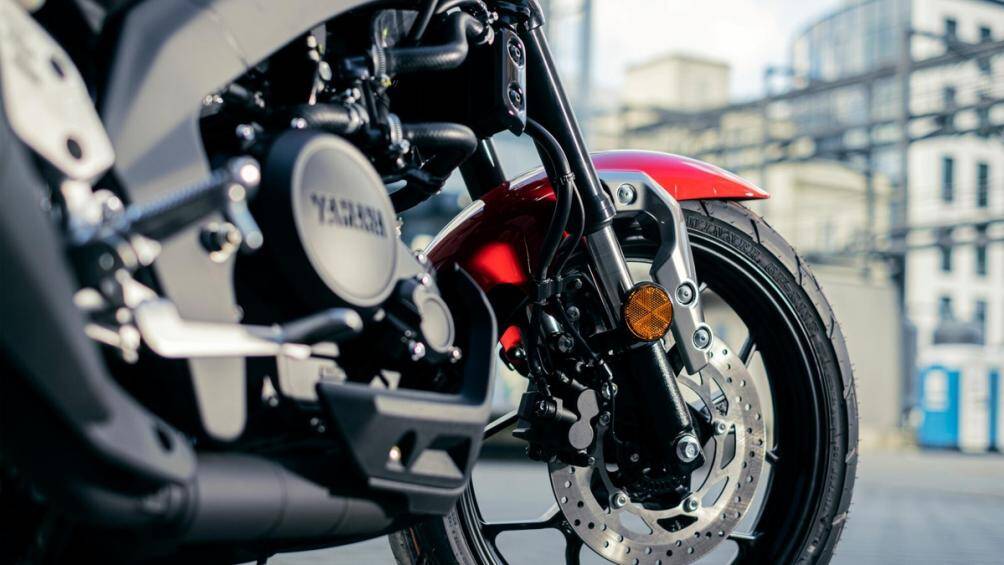 Cụm giảm xóc hành trình ngược upside-down ở phía trước là điểm đáng chú ý nhất trên Yamaha XSR 125. Hệ thống phanh ABS 2 kênh trước sau