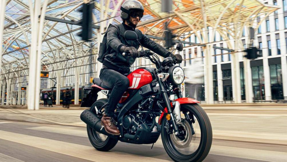 Tại châu Âu, Yamaha XSR 125 được bán ra với 3 tùy chọn màu sắc là đen Tech Black, vàng Impact Yellow và đỏ Redline