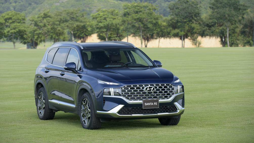 Đầu tiên, Hyundai SantaFe 2021 sử dụng khung gầm mới, giúp kích thước xe tăng 15 mm chiều dài, 10 mm chiều rộng và 5 mm chiều cao, giúp không gian xe rộng rãi hơn