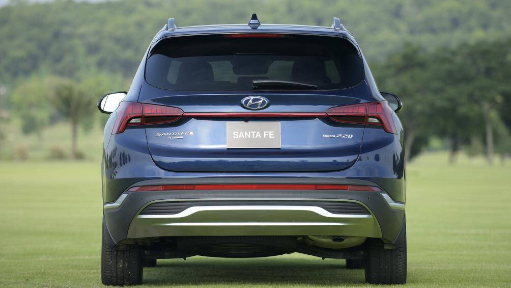 Đèn hậu cũng sử dụng công nghệ LED tuy nhiên có thêm dải đèn nối cụm đèn hậu với nhau tạo sự liền mạch và sang trọng